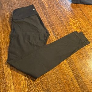 Lululemon. Wunder Under 28"  Luxtreme. Black. Size 6
Condition: good